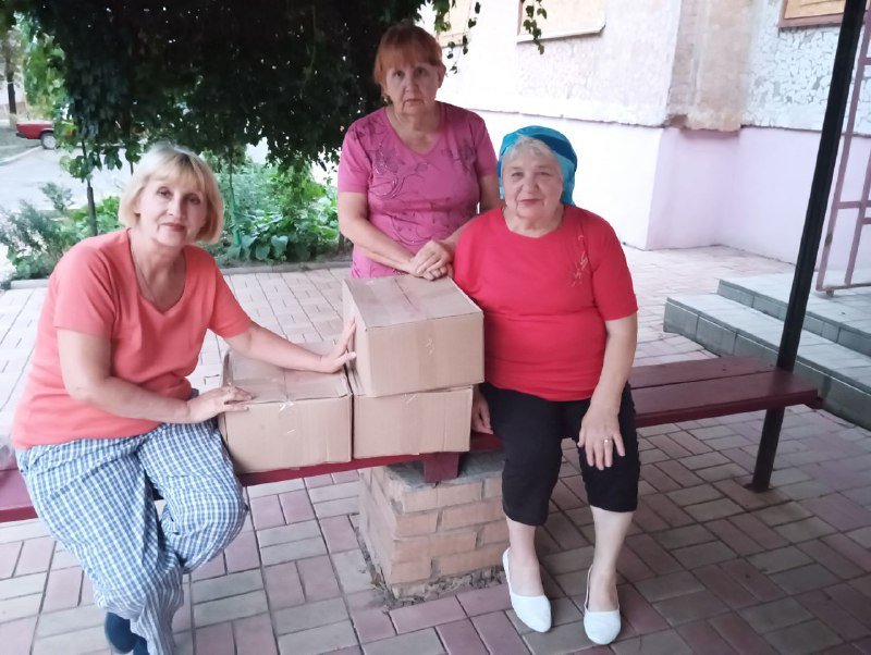 People of Kramatorsk receive their food parcels.